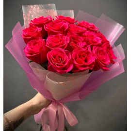 Арт. 0703. Букет из 15 цветных роз в стильной упаковке — идеальный подарок любимой на 14 февраля с бесплатной доставкой 