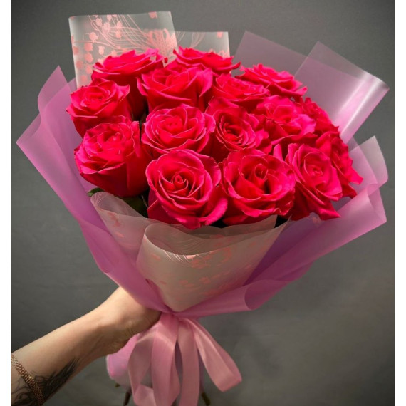 Арт. 0703. Букет из 15 цветных роз в стильной упаковке — идеальный подарок любимой на 14 февраля с бесплатной доставкой 