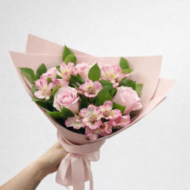 Арт. 0739. Роза 3шт, альстромерия 4шт, оформление