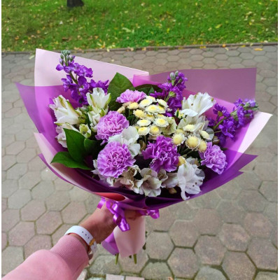Арт. 0147. Альстромерия 4шт, маттиола 3шт, диантус 5шт, хризантема сталион 4шт, салал 1, матовая пленка, лента 