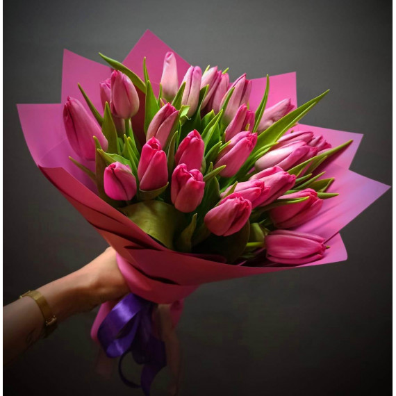 Тюльпаны голландские. Монобукет из розовых тюльпанов 25шт, матовая пленка, атласная лента